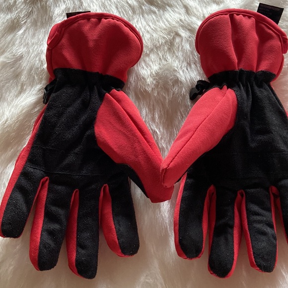 Red & black gloves - Picture 2 of 5